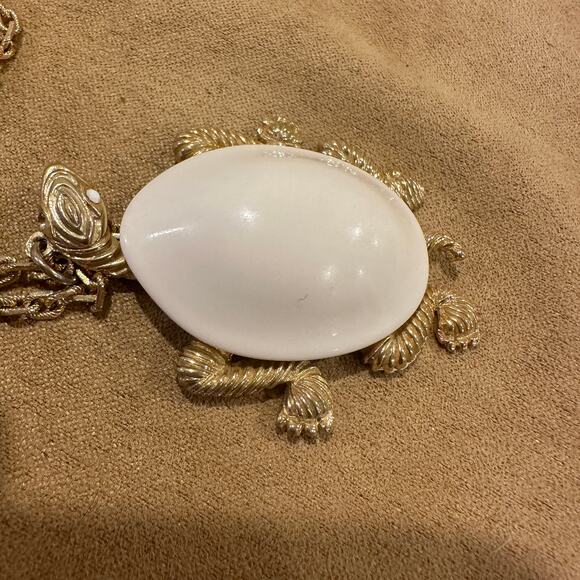 Vintage Turtle Pendant Necklace White Milk Glass Cabochon Gold Tone Link Chain - Picture 9 of 10